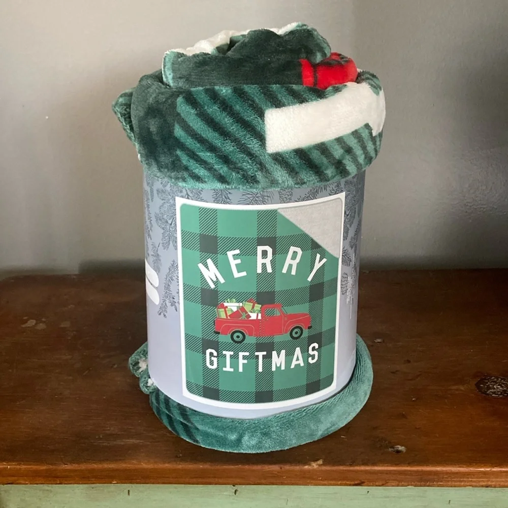 NWT-Super Soft Plush-MERRY GIFTMAS- Holiday Farmtruck Sherpa Throw Blanket 50x60